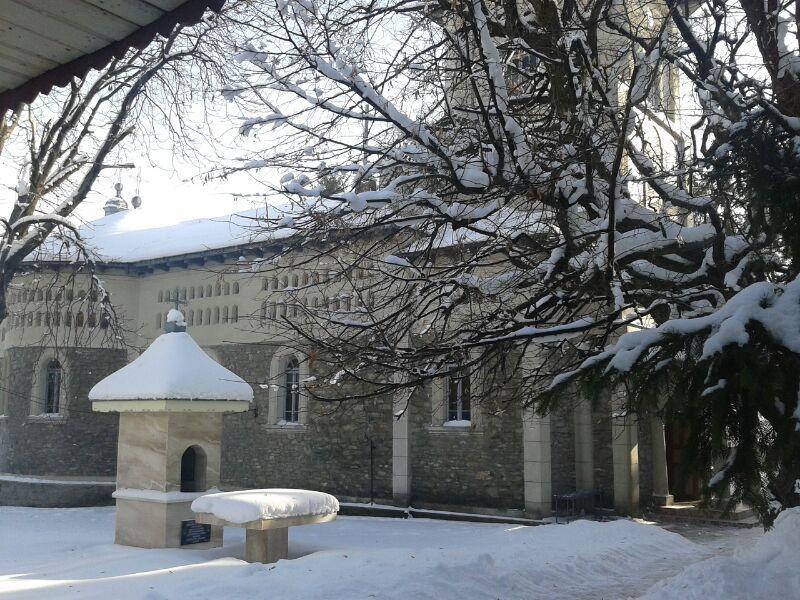 Biserica - vedere exterioară